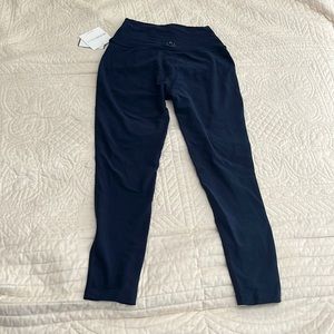 Medium Beyond Yoga pocket space dye leggings in Navy NWT
